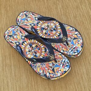 Tory Burch Navy Patent Logo Flip Flop Sandals with Multicolor Mosaic Print